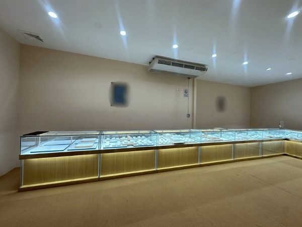 ตู้โชว์กระจก โครงไม้ สไตล์เรียบหรู รูปที่ 2