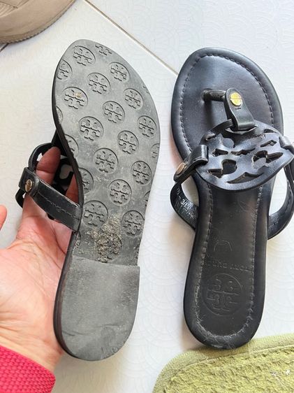 รองเท้าแตะสวม ไซ 39 สภาพดี tory  รูปที่ 2