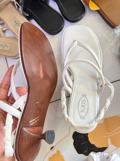 รองเท้ามีส้น tod’sสูง1.5นิ้ว สภาพยังไม่ได้ใส่ เบอ38 รูปที่ 2