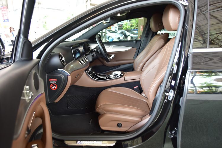 Mercedes-Benz E-Class 2020 E300e Sedan ปลั๊กอินไฮบริด (PHEV) ไม่ติดแก๊ส เกียร์อัตโนมัติ ดำ รูปที่ 2