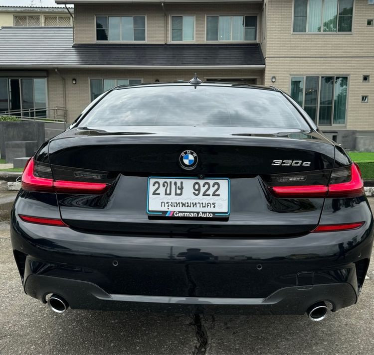 BMW Series 3 2022 330e ไฮบริด เกียร์อัตโนมัติ ดำ รูปที่ 4