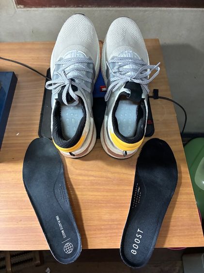 รองเท้า adidas Boost US9.5 หรือ UK9 ความยาว 28 เซนติเมตร