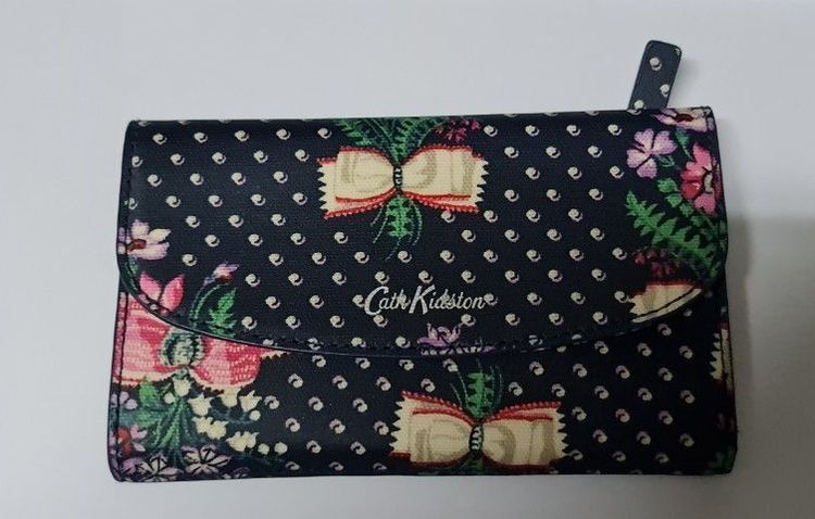 กระเป๋าสตางค์ Cath Kidston สีน้ำเงิน (Foldover wallet lillies posey navy)