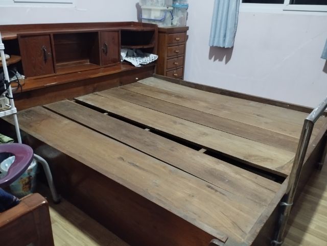 เตียงไม้สัก 6 ฟุต อายุราว 35 ปี ขึ้นไป