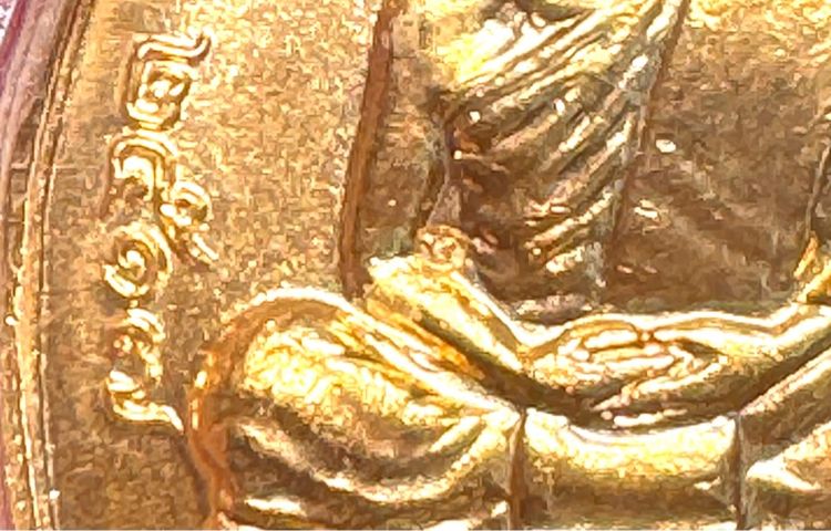 หลวงปู่ทิม อิสริโก วัดละหารไร่ ระยอง เหรียญปี 2517 ครบรอบอายุ 95 ปี เนื้อทองคำ ตอกโค้ด ท ในซอกแขนขวาหลวงปู่ สลักเลข 17 ไทยด้านหลัง รูปที่ 2