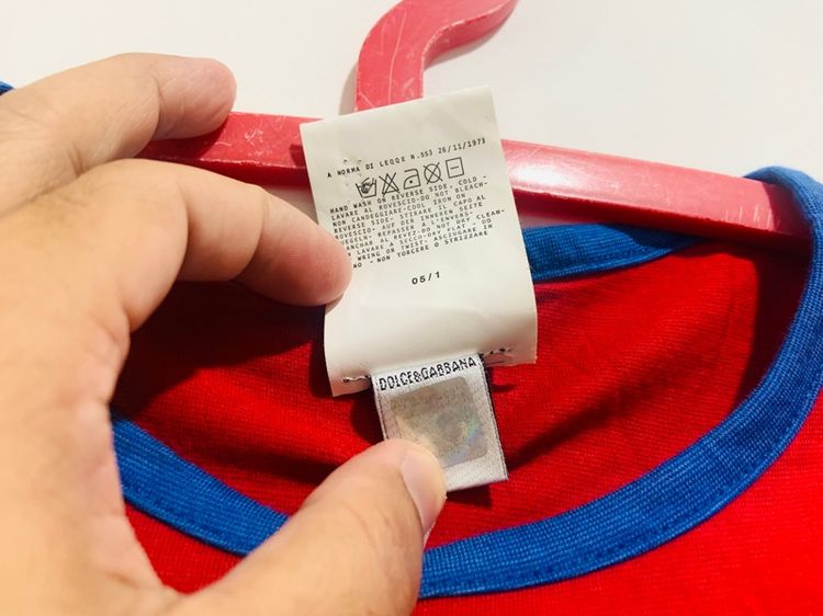 เสื้อยืด DOLCE GABBANA made in ITALY แท้ 💯 size M ขนาด อก 19 ยาว 26.5 นิ้ว สภาพใหม่มาก ดีเทลสวย สีแดงสด เนื้อผ้ายืดหยุ่นดีมากใส่สบายครับ รูปที่ 4