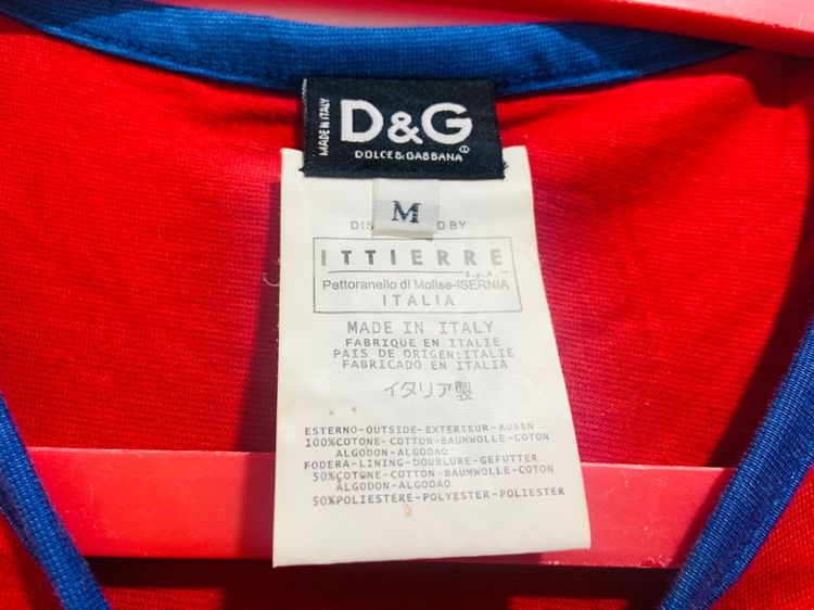 เสื้อยืด DOLCE GABBANA made in ITALY แท้ 💯 size M ขนาด อก 19 ยาว 26.5 นิ้ว สภาพใหม่มาก ดีเทลสวย สีแดงสด เนื้อผ้ายืดหยุ่นดีมากใส่สบายครับ รูปที่ 3