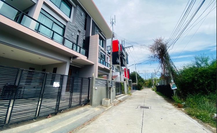 ตกแต่งครบ ขายด่วน บ้านพักตากอากาศ ทาวน์โฮม 3 ชั้นซอยหัวหิน 19 ห่างทะเลเพียง 400 เมตร(งดนายหน้าเพิ่ม) รูปที่ 2