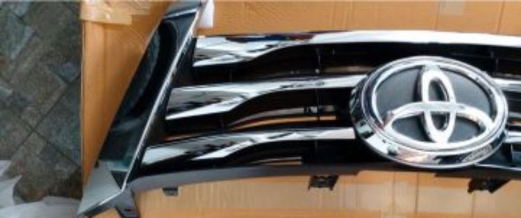 ขาย กระจังหน้า New Fortuner ปี 16​ เดิมติดรถ รูปที่ 3