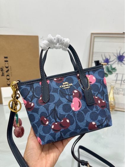 Coach Mini Tote 6”  รูปที่ 13