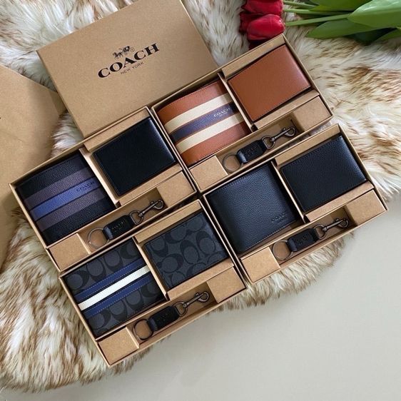 กระเป๋าสตางค์ Coach พร้อมพวงกุญแจ รูปที่ 2