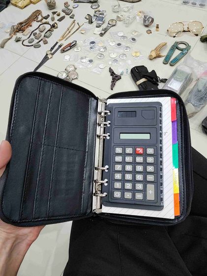 กระเป๋าหนัง  เก่าเก็บเดิมๆ ขายตามสภาพครับพี่ๆ สวยหายาก พร้อมสมุดจดบันทึกและเครื่องคิดเลข  พร้อมส่งครับ  รูปที่ 5