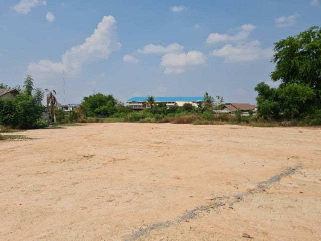 ขายด่วน.. ที่กลางใจเมืองราคาถูกมาก ใกล้ที่ว่าการอำเภอ สนง.ที่ดิน โรงเรียน เทศบาล ธนาคาร โรงพยาบาล ใกล้ตลาด ออกกำลังกายริมบึง ปลอดภัย