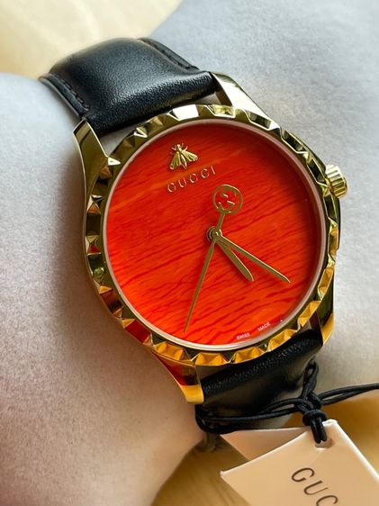 GUCCI G Timeless Coral Red Dial Leather Strap Men’s Watch 38 mm รูปที่ 6