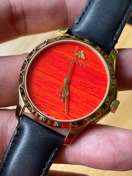 GUCCI G Timeless Coral Red Dial Leather Strap Men’s Watch 38 mm รูปที่ 11