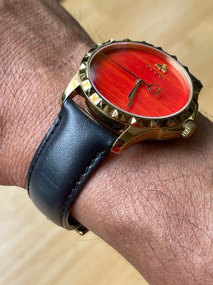 GUCCI G Timeless Coral Red Dial Leather Strap Men’s Watch 38 mm รูปที่ 16