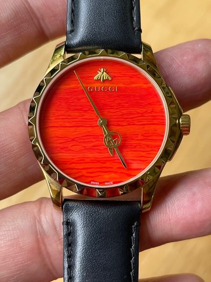 GUCCI G Timeless Coral Red Dial Leather Strap Men’s Watch 38 mm รูปที่ 10