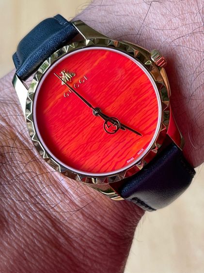 GUCCI G Timeless Coral Red Dial Leather Strap Men’s Watch 38 mm รูปที่ 18