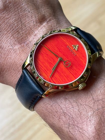 GUCCI G Timeless Coral Red Dial Leather Strap Men’s Watch 38 mm รูปที่ 15