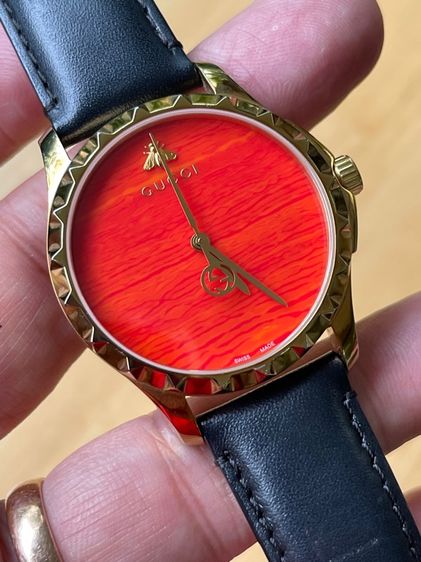 GUCCI G Timeless Coral Red Dial Leather Strap Men’s Watch 38 mm รูปที่ 12