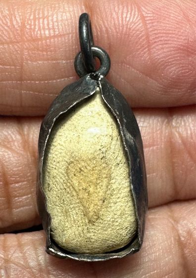 🙏พระผงวัดพลับ ตุ๊กตาเล็ก เลี่ยมจับขอบเงิน🙏พระผงสามเหลี่ยมไม่ทราบที่ มีคราบกรุฟองเต้าหู้ องค์ละ 1850  รูปที่ 8