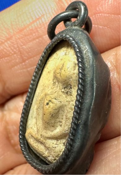 🙏พระผงวัดพลับ ตุ๊กตาเล็ก เลี่ยมจับขอบเงิน🙏พระผงสามเหลี่ยมไม่ทราบที่ มีคราบกรุฟองเต้าหู้ องค์ละ 1850  รูปที่ 10