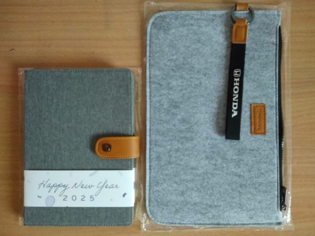 กระเป๋าใส่มือถือ แท็บเล็ต และไดอารี่ 2025 สินค้าลิขสิทธิ์ 
สินค้าพรีเมี่ยมจาก Honda