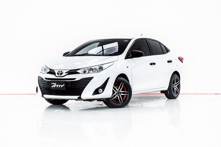 รถ Toyota Yaris ATIV 1.2 J สี ขาว