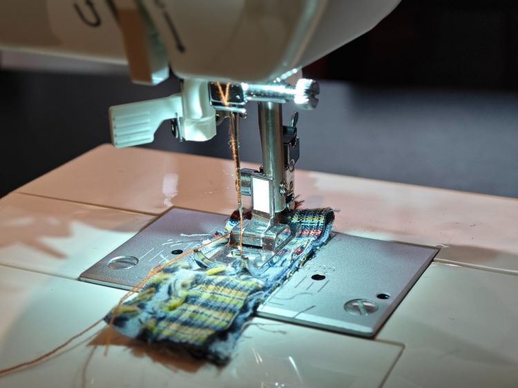 จักรเย็บผ้าไฟฟ้าพกพา JUKI แท้ HZL-12Z จักรซิกแซกกระเป๋าหิ้ว  รูปที่ 6