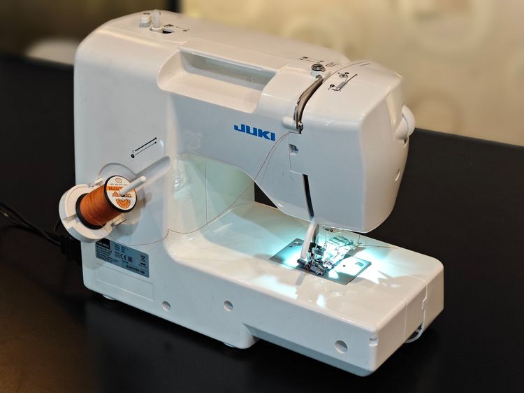 จักรเย็บผ้าไฟฟ้าพกพา JUKI แท้ HZL-12Z จักรซิกแซกกระเป๋าหิ้ว  รูปที่ 2