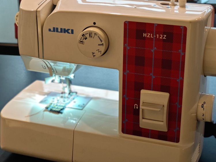 จักรเย็บผ้าไฟฟ้าพกพา JUKI แท้ HZL-12Z จักรซิกแซกกระเป๋าหิ้ว  รูปที่ 3