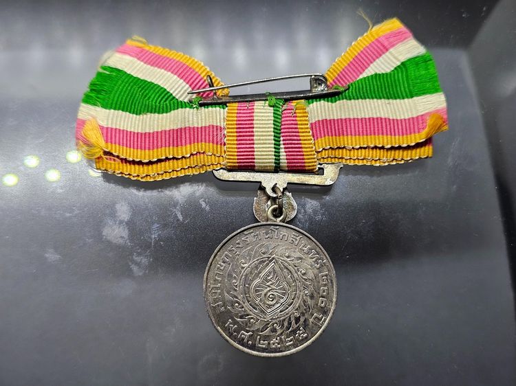 เหรียญเงินแพรแถบ สมโภชกรุงรัตนโกสินทร์ 200 ปี พ.ศ.2525 แบบหญิง รูปที่ 2