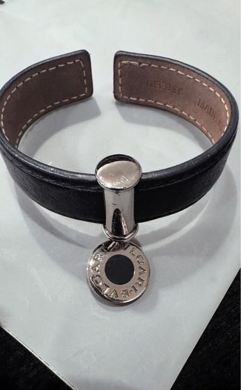 อื่นๆ สร้อยข้อมือ กำไลข้อมือหนังบุลการี ชาร์มเคลือบอีนาเมล โลโก้แบรนด์