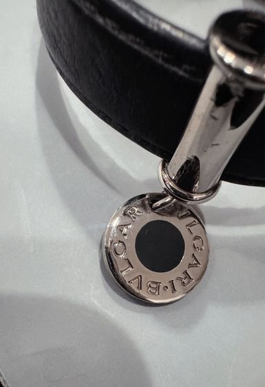 กำไลข้อมือหนังบุลการี ชาร์มเคลือบอีนาเมล โลโก้แบรนด์ รูปที่ 2