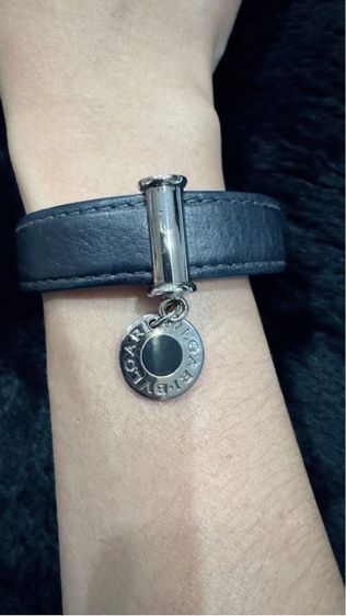 กำไลข้อมือหนังบุลการี ชาร์มเคลือบอีนาเมล โลโก้แบรนด์ รูปที่ 5