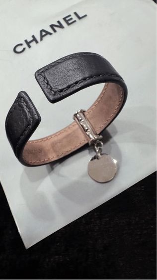 กำไลข้อมือหนังบุลการี ชาร์มเคลือบอีนาเมล โลโก้แบรนด์ รูปที่ 3