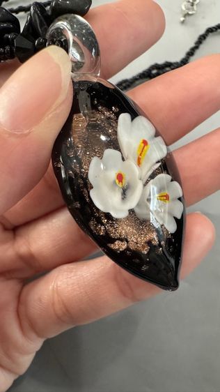 Murano Glass White ORCHID Black Pendant Necklace สร้อยคอจี้รูปกล้วยไม้สีขาวแก้วมูราโน่สี รูปที่ 4