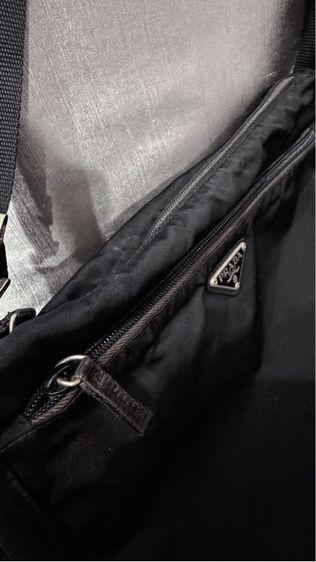 กระเป๋าสะพายไหล่โลโก้สามเหลี่ยม Prada Nylon Tessuto สีดำ 3 ช่องซิป รูปที่ 4