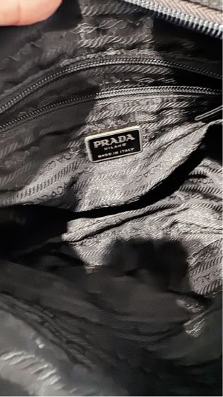 กระเป๋าสะพายไหล่โลโก้สามเหลี่ยม Prada Nylon Tessuto สีดำ 3 ช่องซิป รูปที่ 9