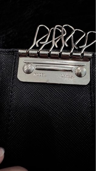 กระเป๋าหนังใส่กุญแจ Prada โลโก้ Prada สีดำ อะไหล่สีเงิน 6 กุญแจ รูปที่ 7