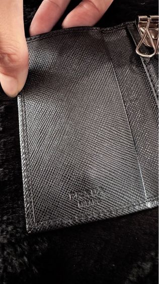 กระเป๋าหนังใส่กุญแจ Prada โลโก้ Prada สีดำ อะไหล่สีเงิน 6 กุญแจ รูปที่ 6