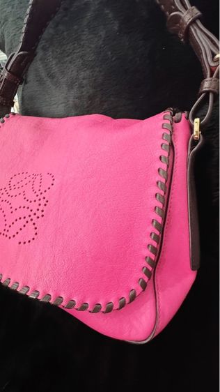 กระเป๋าถือสะพายไหล่ สไตน์บาแกตต์ หนังสีชมพูและแดง Loewe รุ่น Luca Anagram รูปที่ 3