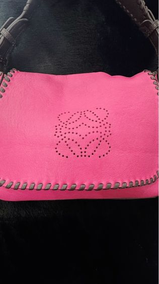 กระเป๋าถือสะพายไหล่ สไตน์บาแกตต์ หนังสีชมพูและแดง Loewe รุ่น Luca Anagram รูปที่ 4