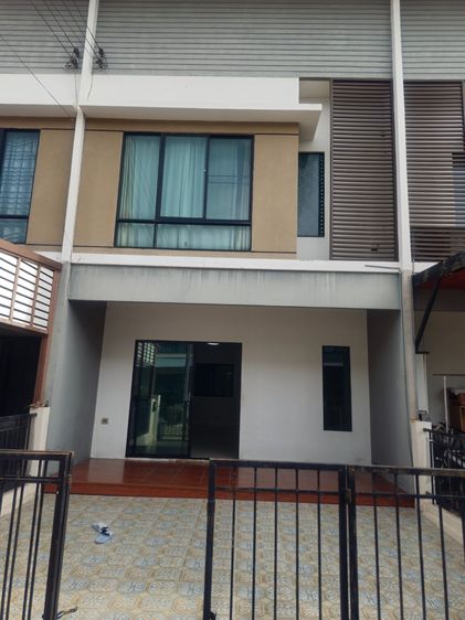 ขายด่วน ทาวน์เฮ้าส์ 2 ชั้น สภาพดี  หมู่บ้านโมดิวิลล่า บางบัวึ