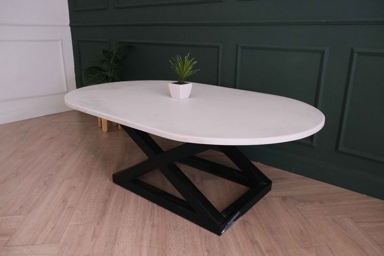 โต๊ะกลาง ท็อปหินขาว โครงเหล็กหนาดำ มุมโค้ง 