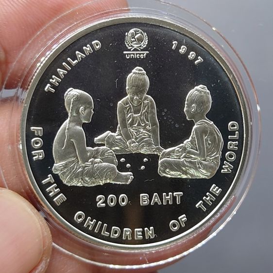เหรียญเงินขัดเงา 200 บาท เด็กเล่นหมากเก็บ ที่ระลึก 50 ปี กองทุนสงเคราะห์เด็กแห่งสหประชาชาติ UNICEF พ.ศ.2540 รูปที่ 3
