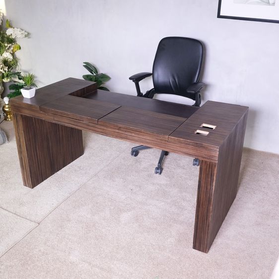 โต๊ะทำงานโครงไม้ บุหนังรองเขียน มีถาดหนัง 2 จุด ปิด-เปิดได้  มี 1 ลิ้นชัก 160 cm รูปที่ 3