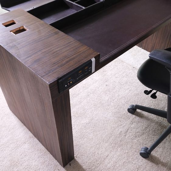 โต๊ะทำงานโครงไม้ บุหนังรองเขียน มีถาดหนัง 2 จุด ปิด-เปิดได้  มี 1 ลิ้นชัก 160 cm รูปที่ 10