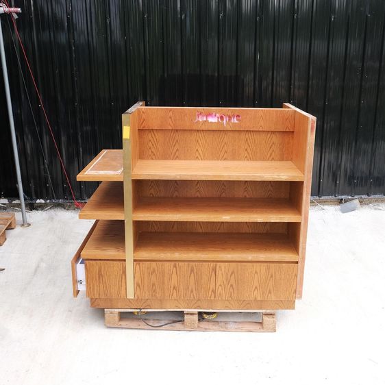 ชั้นไม้วางสินค้า แบบ 3 ด้าน 3 ชั้นวาง โครงไม้สีน้ำตาลลายไม้ มี 5 ลิ้นชักเก็บของ รูปที่ 3