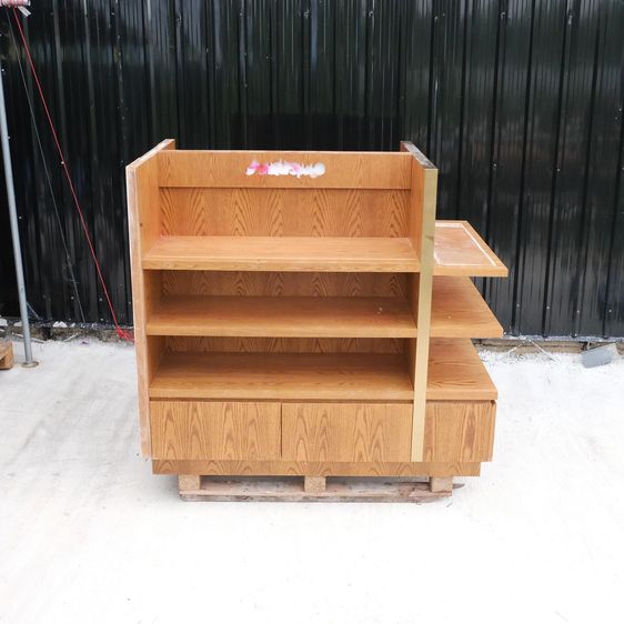 ชั้นไม้วางสินค้า แบบ 3 ด้าน 3 ชั้นวาง โครงไม้สีน้ำตาลลายไม้ มี 5 ลิ้นชักเก็บของ